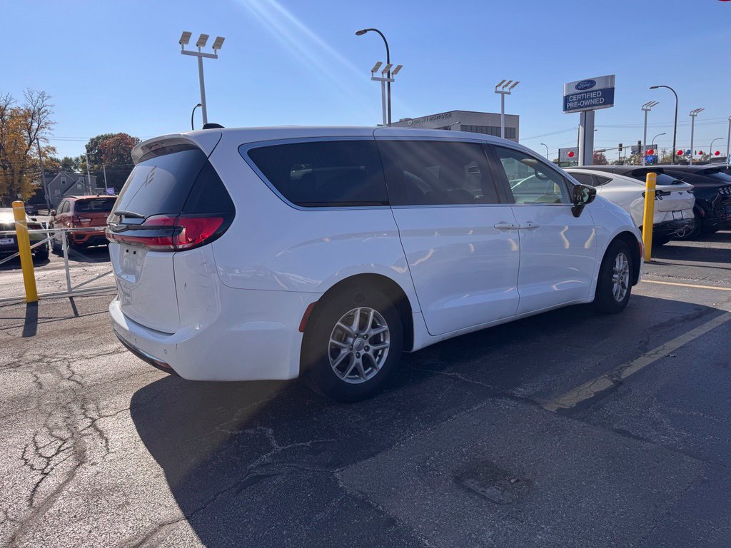 Used 2025 Chrysler Pacifica Select FWD image 5