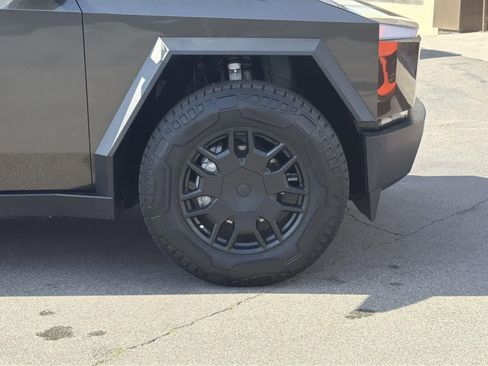 Used 2024 Tesla Cybertruck AWD Crew Cab image 38