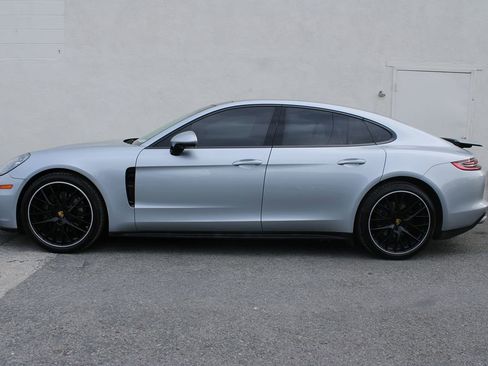 Used 2018 Porsche Panamera 4 image 4