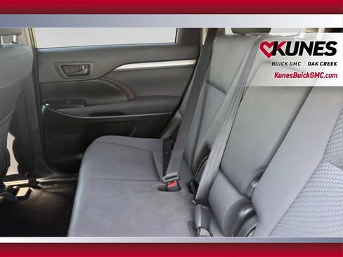 Used 2019 Toyota Highlander LE FWD image 32