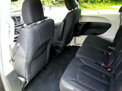 Used 2018 Chrysler Pacifica Touring Plus w/ Tire & Wheel Group image 41