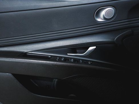 Used 2024 Hyundai Elantra Limited image 16