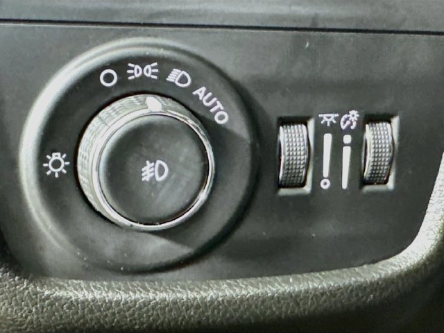 Used 2024 Jeep Grand Cherokee Limited w/ Black Appearance Package AWD/4WD image 13