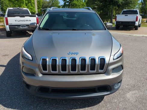 Used 2017 Jeep Cherokee Latitude w/ Safety/Convenience Group FWD image 9