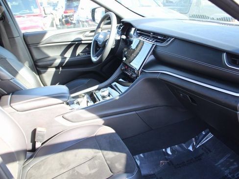 Used 2023 Jeep Grand Cherokee Altitude image 33