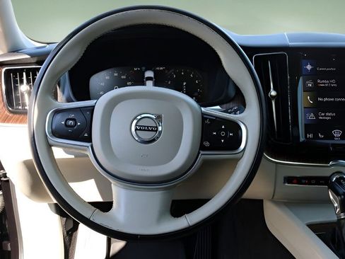 Used 2021 Volvo XC60 T6 Momentum AWD/4WD image 18