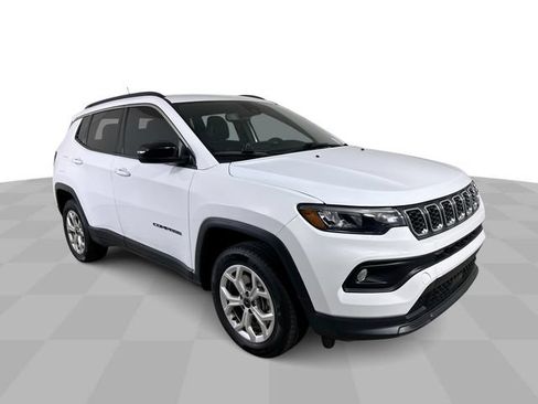 Used 2025 Jeep Compass Latitude AWD/4WD image 2