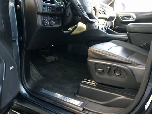 Used 2022 Chevrolet Suburban RST w/ Sport Performance Package image 16