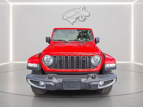 Used 2025 Jeep Gladiator Sport AWD/4WD image 6