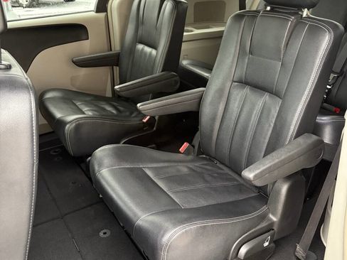 Used 2016 Chrysler Town & Country Touring image 13