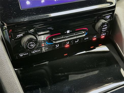 Used 2024 Jeep Grand Cherokee Laredo X image 15