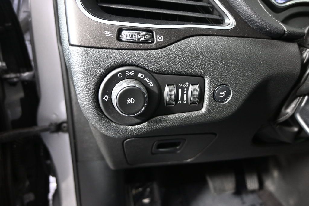 Used 2019 Jeep Cherokee Trailhawk AWD/4WD image 24