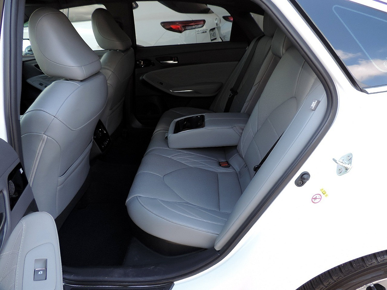 Used 2019 Toyota Avalon Limited FWD image 18