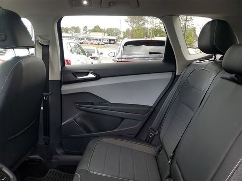 Certified 2023 Volkswagen Taos SE image 10