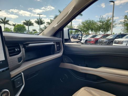Used 2024 Ford Expedition Limited AWD/4WD image 34