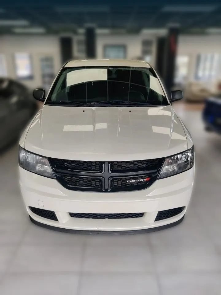 Used 2018 Dodge Journey SE w/ Blacktop Package FWD image 2