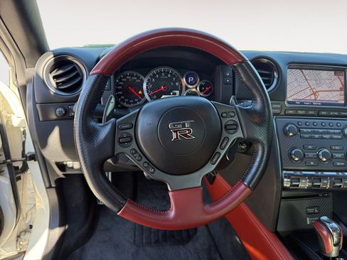 Used 2016 Nissan GT-R Premium image 17