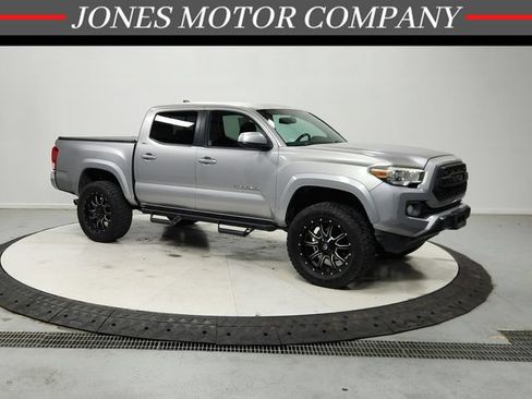 Used 2017 Toyota Tacoma SR5 w/ Tow Package RWD image 1