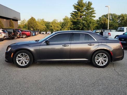 Used 2021 Chrysler 300 Touring L RWD image 4
