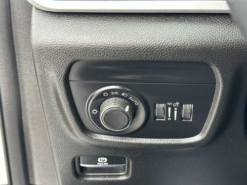 Used 2023 Jeep Grand Cherokee Laredo image 24