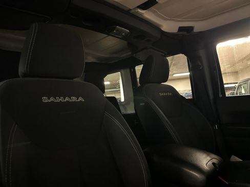 Used 2018 Jeep Wrangler Unlimited Sahara image 15