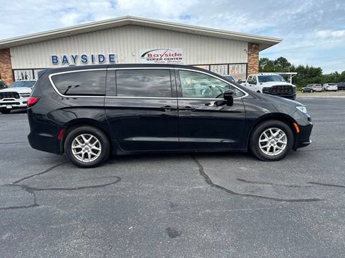 Used 2024 Chrysler Pacifica Touring-L FWD image 4