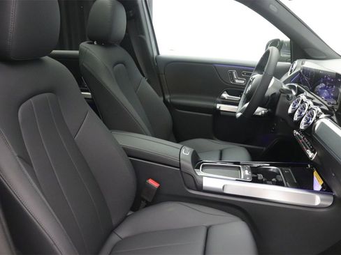 New 2026 Mercedes-Benz GLB 250 image 9