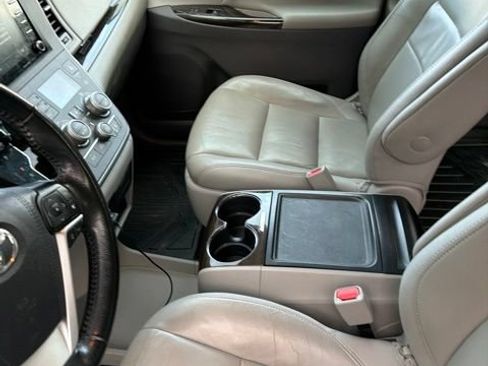 Used 2019 Toyota Sienna XLE w/ XLE Navigation Package FWD image 12
