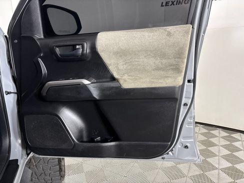 Used 2021 Toyota Tacoma SR5 AWD/4WD image 29