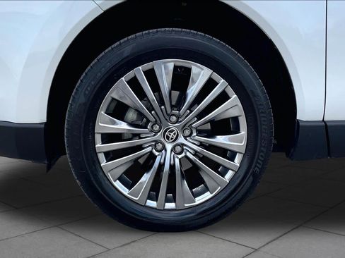 Used 2024 Toyota Venza XLE AWD/4WD image 11