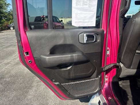 Used 2022 Jeep Wrangler Unlimited Sahara AWD/4WD image 17