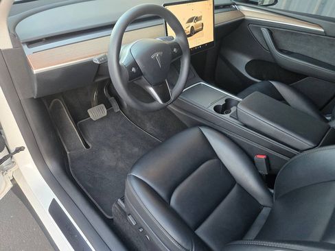 Used 2024 Tesla Model Y Long Range AWD/4WD image 18