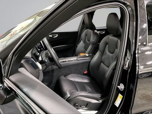 Certified 2025 Volvo XC60 B5 Ultra w/ Protection Package Premier AWD/4WD image 28