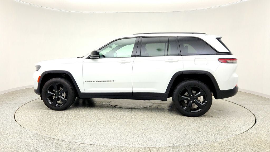 Used 2025 Jeep Grand Cherokee Altitude AWD/4WD image 8