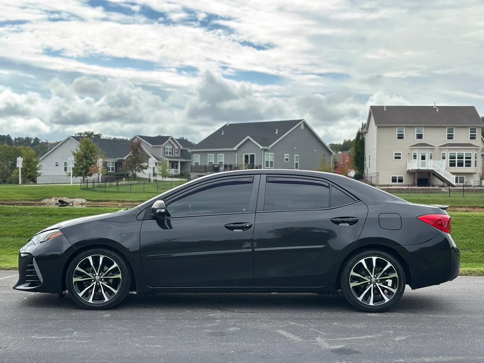 Used 2017 Toyota Corolla SE w/ Carpet Mat Package (TMS) FWD image 8