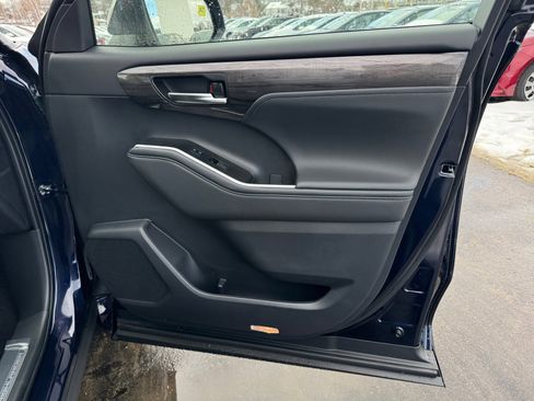New 2026 Toyota Highlander Platinum image 11