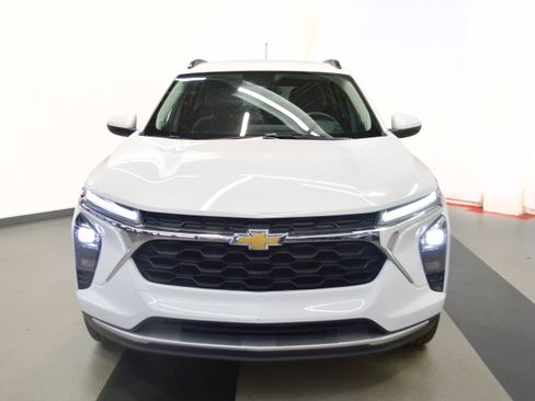 Used 2025 Chevrolet Trax LT w/ LT Convenience Package FWD image 3