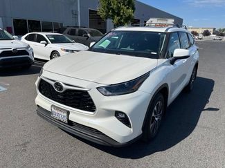 Used 2021 Toyota Highlander XLE FWD video 1