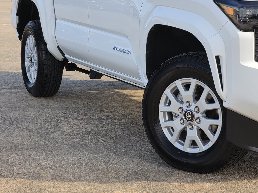 Used 2025 Toyota Tacoma SR5 AWD/4WD image 11