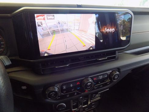 Certified 2024 Jeep Gladiator Mojave image 18