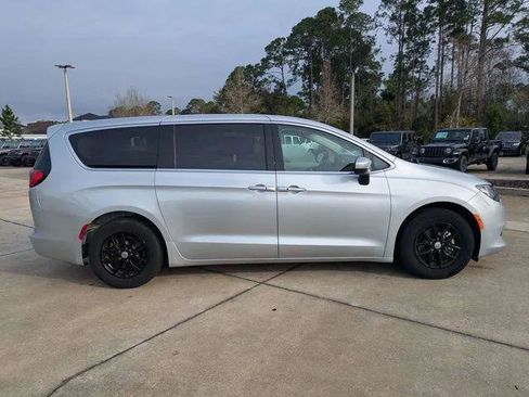 Certified 2022 Chrysler Voyager LX image 3