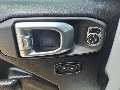 Used 2025 Jeep Wrangler Unlimited Rubicon AWD/4WD image 23