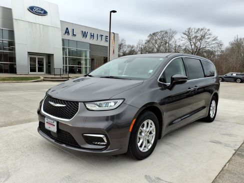 Used 2023 Chrysler Pacifica Touring-L image 1