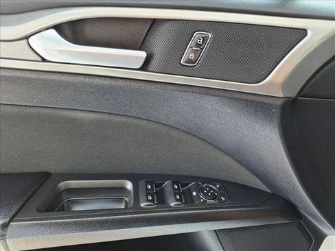Used 2020 Ford Fusion SE FWD image 15