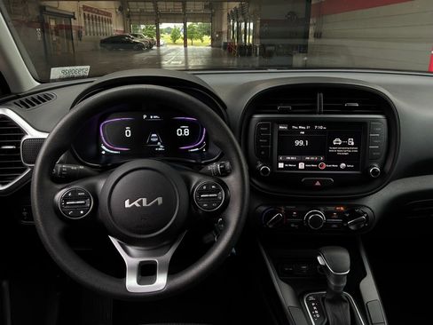 Used 2025 Kia Soul LX w/ LX Technology Package FWD image 12