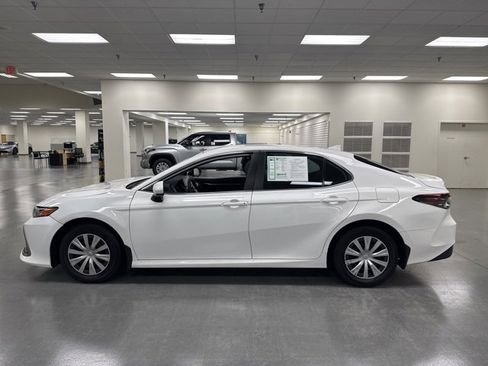 Used 2022 Toyota Camry LE image 4