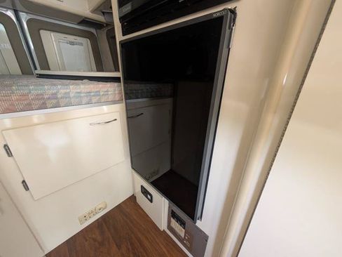 Used 2005 Freightliner Sprinter 2500 RWD image 16