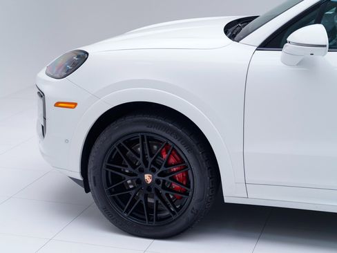 Used 2025 Porsche Cayenne S image 11