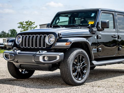 Used 2025 Jeep Wrangler Unlimited Sahara AWD/4WD image 18