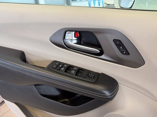 Used 2022 Chrysler Pacifica Touring-L w/ Uconnect Theater Family Group FWD image 20